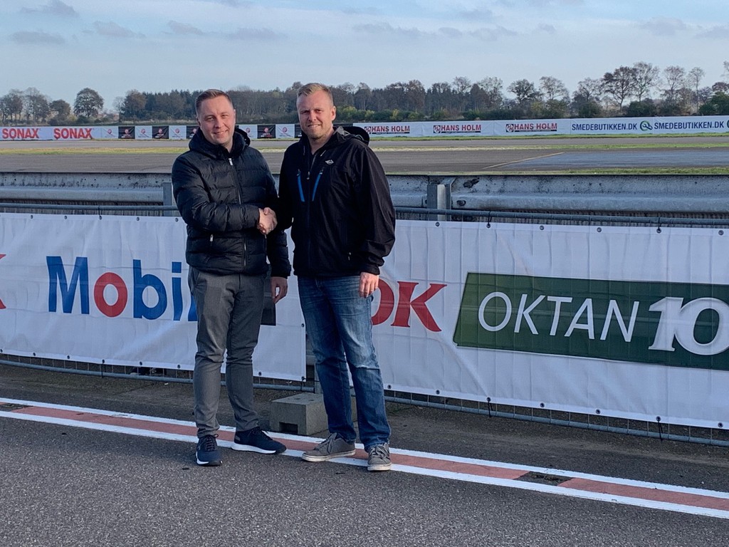 Jens Kristoffersen (t.v.) og Tom Pedersen giver hinanden håndslag om at det fremtidige samarbejde omkring klasserne OK Oktan 100 Super GT Danmark, OK Mobil 1 Legend Car Cuppen og Danish Endurance Championship
(Foto: Padborg Park I/S)
